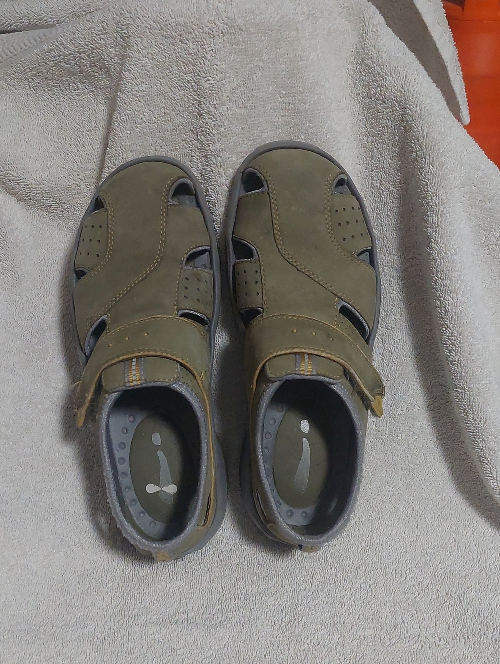 Women’s Olive Green Closed-Toe Comfort Sandals with Hook-and-Loop Strap 8